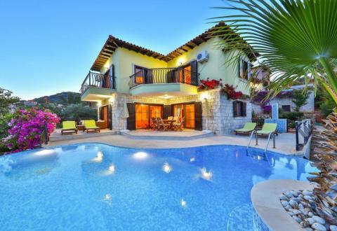 Kaş’ta Denize Sıfır Lüks Villa - V1090