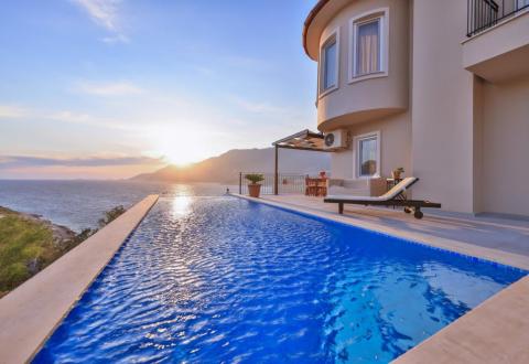 Kaş’ta Deniz Manzaralı Modern Villa - V1009