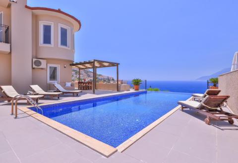 Kaş’ta Deniz Manzaralı Lüks Villa - V1010
