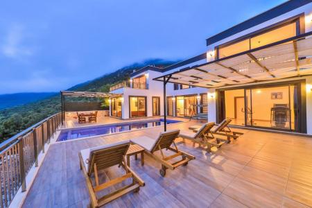 Kaş’ta Doğa Manzaralı Özel Havuzlu Tatil Villası - V1027