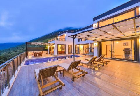 Kaş’ta Doğa Manzaralı Özel Havuzlu Tatil Villası - V1027