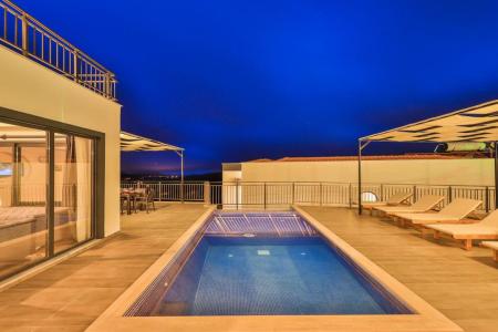 Kaş’ta Doğa Manzaralı 3 Yatak odalı Jakuzili Villa-V1028