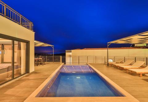 Kaş’ta Doğa Manzaralı 3 Yatak odalı Jakuzili Villa-V1028