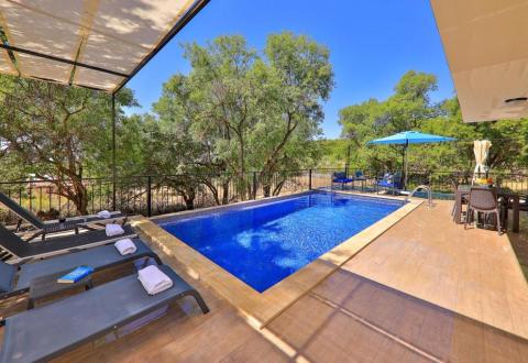 Kaş’ta Doğa Manzaralı Villa - V1006
