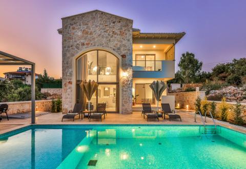 Kaş’ta Doğa Manzaralı Özel Havuzlu Tatil Villası - V1054