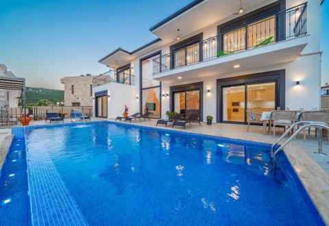 Kaş’ta Özel Havuzlu Doğa Manzaralı Tatil Villası - V1056