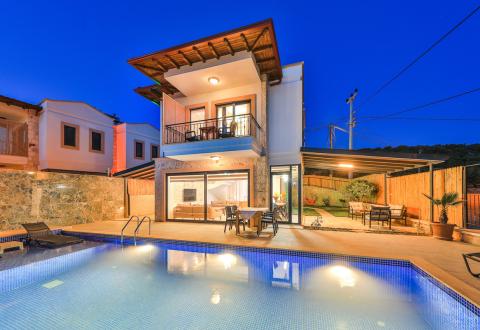 Kaş’ta Doğa Manzaralı Özel Havuzlu Tatil Villası - V1058