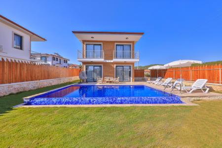 Kaş’ta Korunaklı Özel Havuzlu Villa - V1013