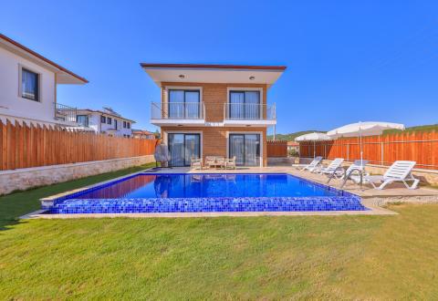 Kaş’ta Korunaklı Özel Havuzlu Villa - V1013