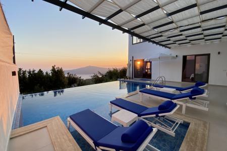 Kalkan’da Deniz Manzaralı Jakuzili Tatil Villası - V2037