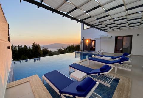 Kalkan’da Deniz Manzaralı Jakuzili Tatil Villası - V2037