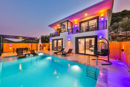 Kaş’ta Deniz Manzaralı Jakuzili Özel Havuzlu Tatil Villası - V1067