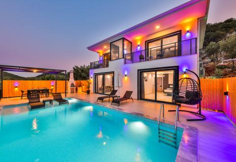 Kaş’ta Deniz Manzaralı Jakuzili Özel Havuzlu Tatil Villası - V1067