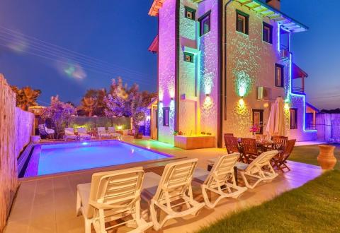 Kaş’ta Muhafazakar Lüks Villa - V1072