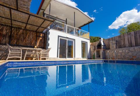 Kaş’ta Muhafazakar Deniz Manzaralı Lüks Villa - V1073