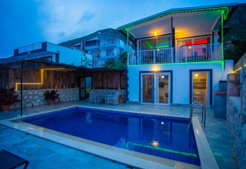 Kaş’ta Muhafazakar Deniz Manzaralı Lüks Villa - V1074