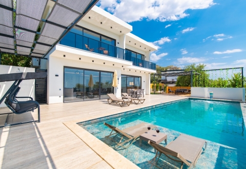 Kalkan’da Deniz Manzaralı Jakuzili Tatil Villası - V2050