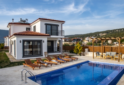 Kaş’ta Doğa Manzaralı Özel Havuzlu Tatil Villası - V1076