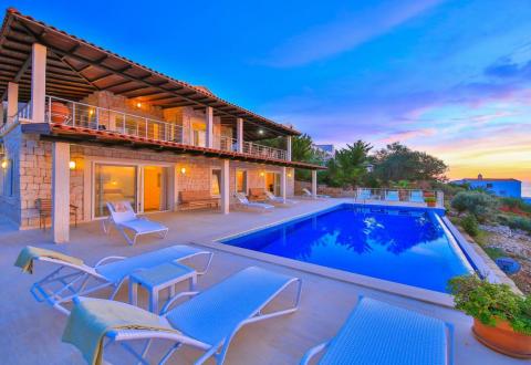 Kaş’ta Denize Sıfır Lüks Villa - V1003