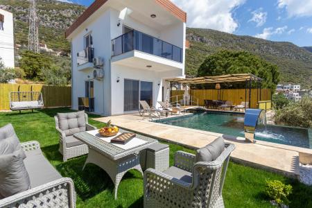 Kaş’ta Deniz Manzaralı Özel Havuzlu Jakuzili Tatil Villası - V1080