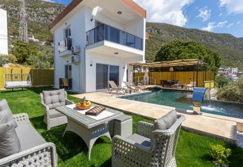 Kaş’ta Deniz Manzaralı Özel Havuzlu Jakuzili Tatil Villası - V1080