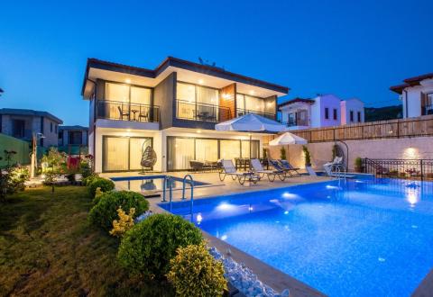 Kaş’ta Doğa manzaralı Özel Havuzlu Tatil Villa - V1084