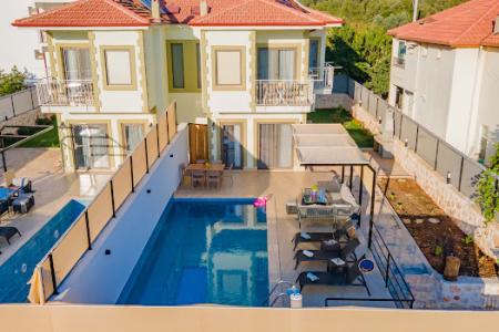 Kaş’ta Doğa manzaralı Özel Havuzlu Tatil Villa - V1086