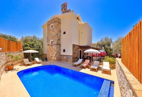 Kaş’ta 9 Kişilik Korunaklı Villa - V1005